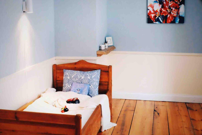 Bedroom 2, Charming 6 Bedroom House & Horse Farm - Sleeps 12, Avesta
