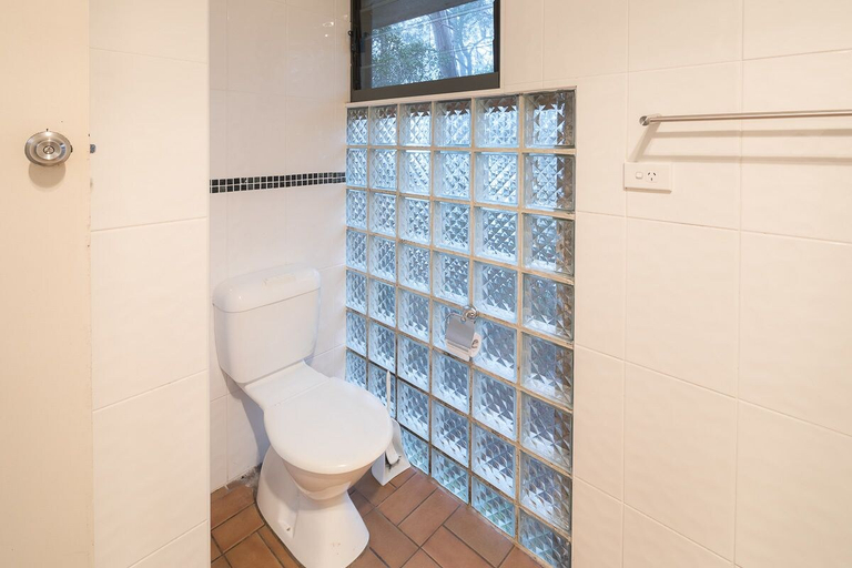 Bathroom, The Chalet, Armidale Dumaresq Bal