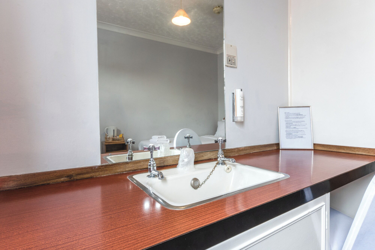 Bathroom 4, Best Western The Plough Hotel, Northamptonshire