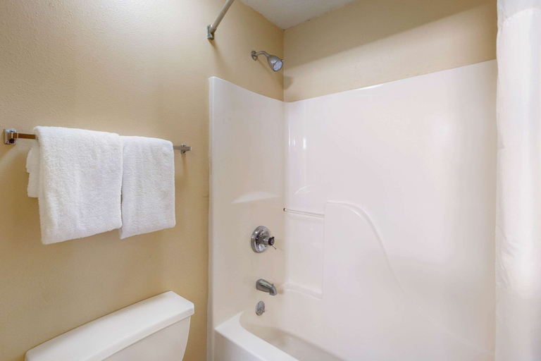 Bathroom 3, Quality Inn - Storm Lake, Buena Vista