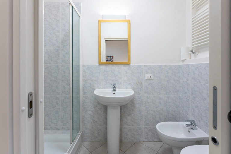 Bathroom 5, Appartamento Zanobi, Florence