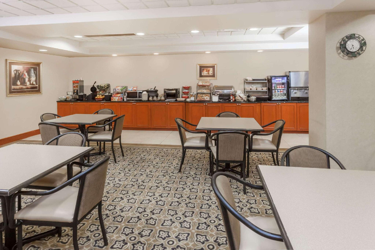 Food & Drinks 5, Wingate By Wyndham Peoria, Peoria