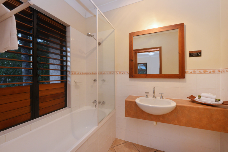 Bathroom 3, Seascape Holidays- Hibiscus Apartment, Douglas