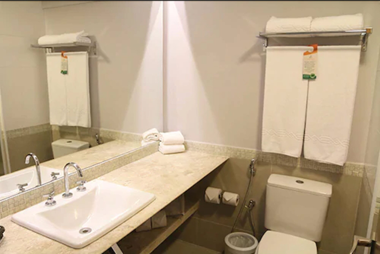 Bathroom 5, Hot Beach Celebration, Olímpia