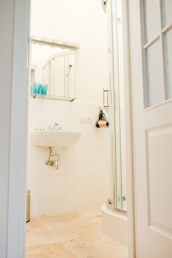 Bathroom 3, Danylo Inn, L'vivs'ka