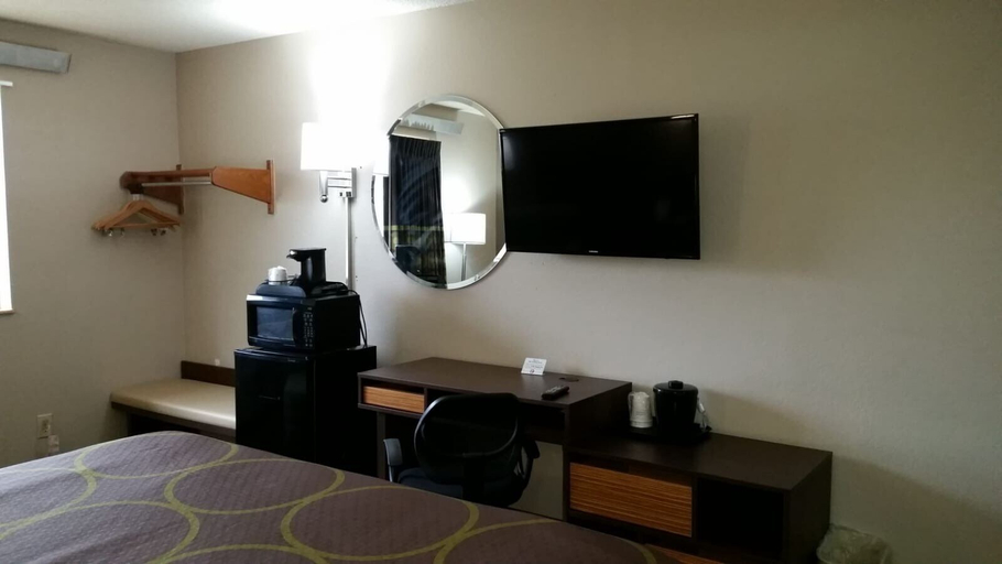 Bedroom 2, Super 8 by Wyndham Greenville, Pitt