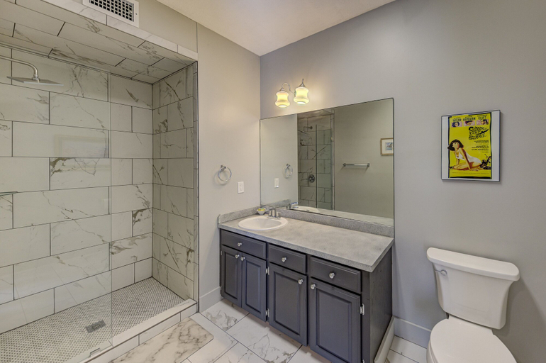 Bathroom 3, Halpino, Warren