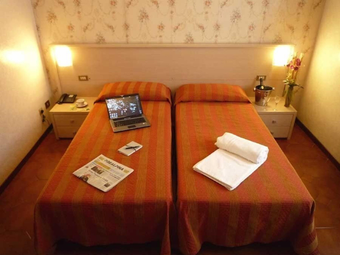 Bedroom 3, Hotel Montecarlo, Varese