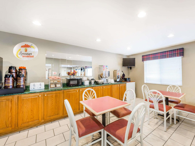 Food & Drinks 5, Super 8 by Wyndham Chanute, Neosho