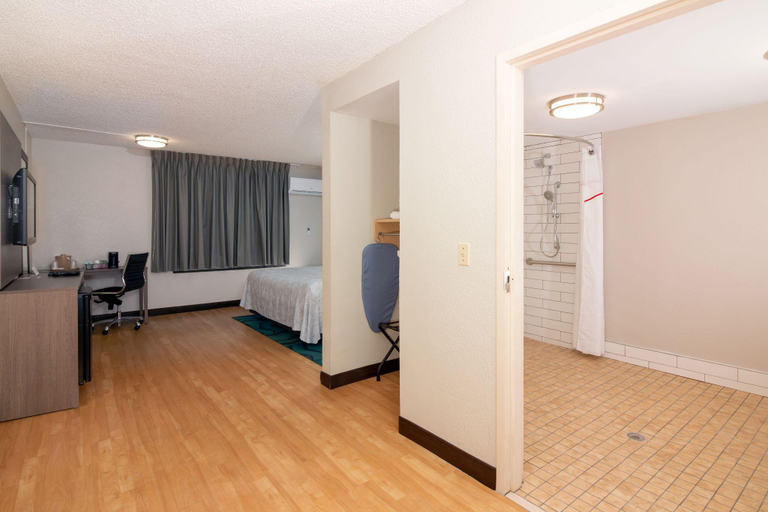 Bedroom 2, Red Roof PLUS+ Miami Airport, Miami-Dade