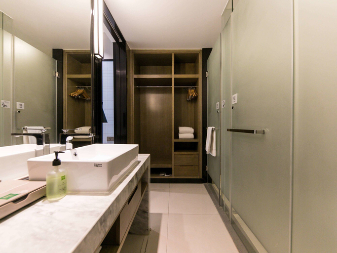 Bathroom 3, Ibis Styles Shanghai Hongqiao Airport, Shanghai