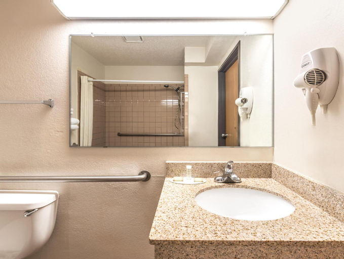 Bathroom 4, Super 8 by Wyndham Waco University Area, McLennan