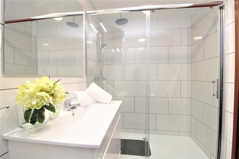 Bathroom 4, Grey Apartment in City Center with Sea View, Funchal