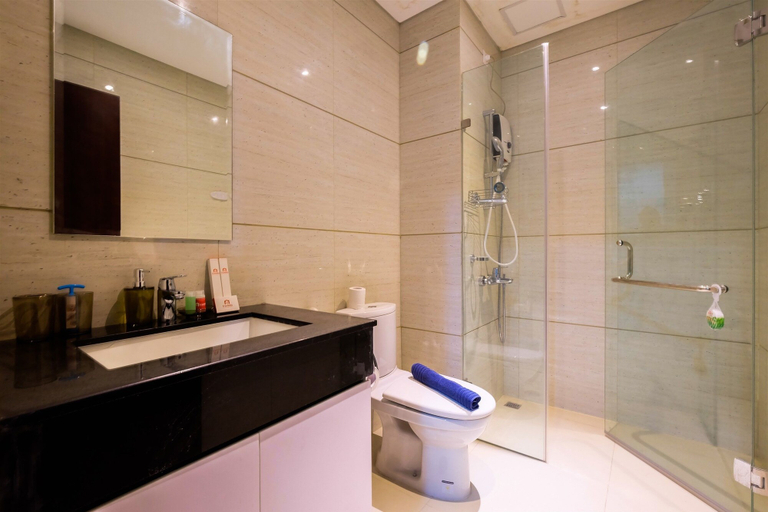 Bathroom 3, Well Equipped 1BR Brooklyn Alam Sutera Apartment near IKEA, Tangerang