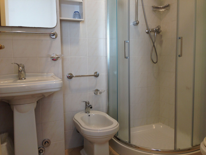 Bathroom 4, Hotel Pigalle, Lucca