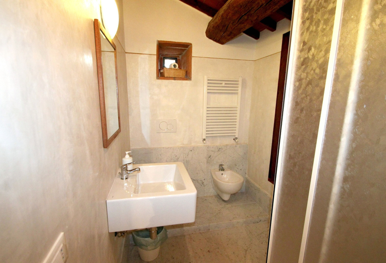 Bathroom, Casale Mocali, Florence