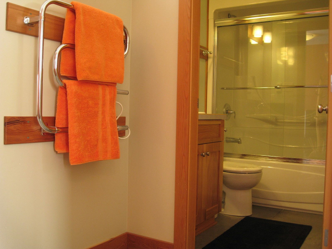 Bathroom, Mountain Town Properties Aladar's Guest Cabin, Kootenay Boundary