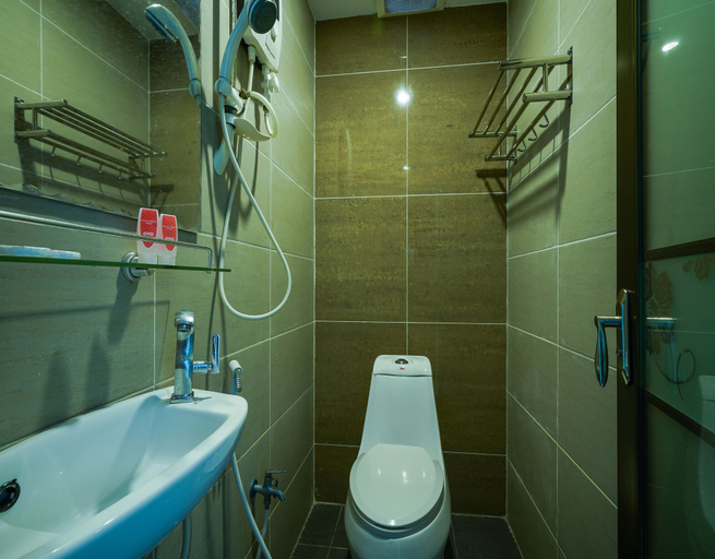 Bathroom 5, Enrich Hotel, Kuala Selangor