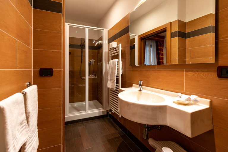 Bathroom 5, Hotel Isolabella Wellness, Trento