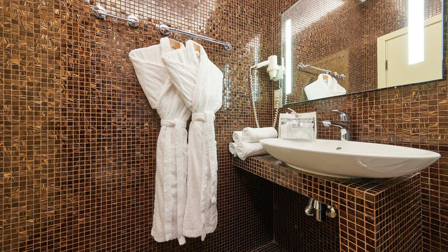 Bathroom 5, Blues Hotel, Western