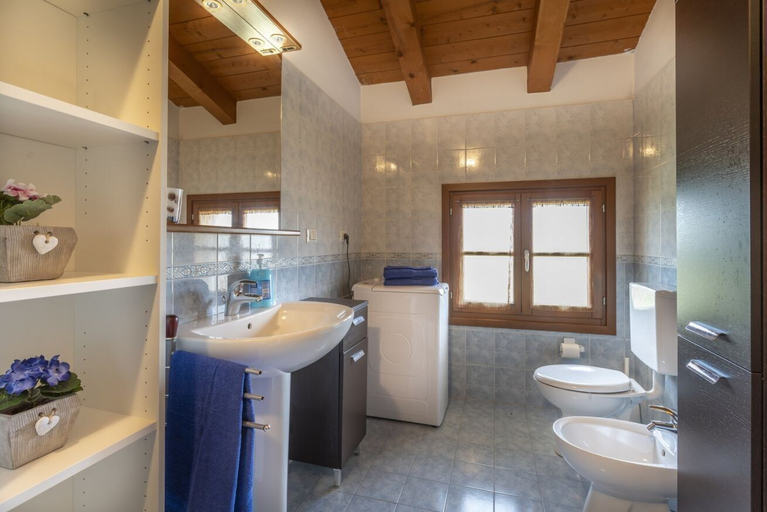 Bathroom 4, Leisure & Business, Udine