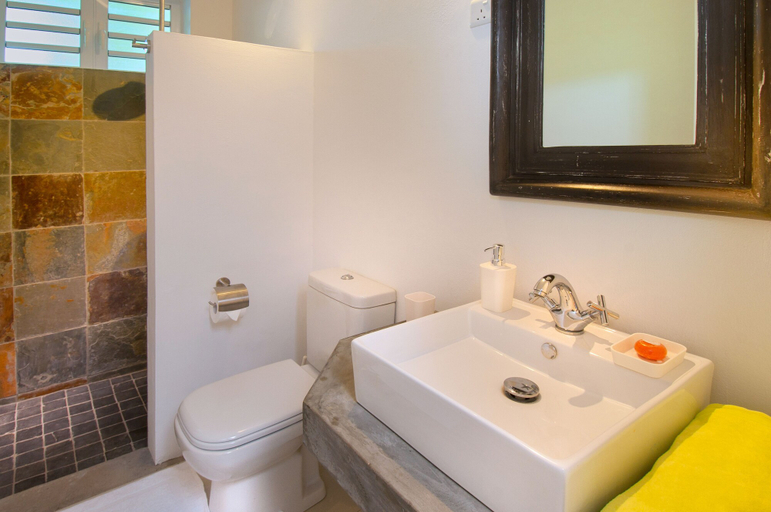 Bathroom 4, Gardens Retreat