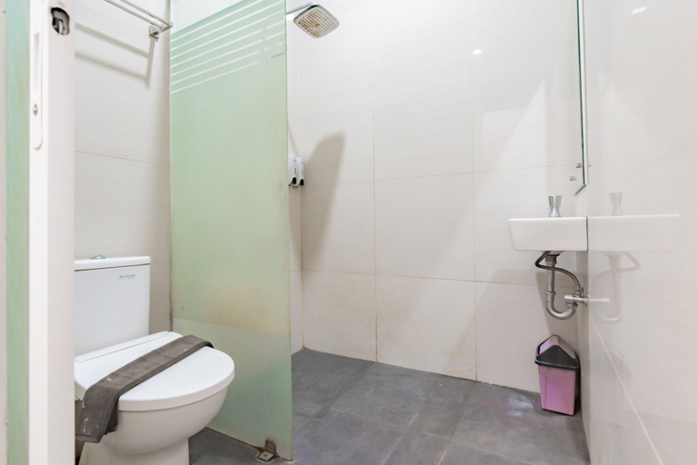 Bathroom 4, RedDoorz Plus @ Point Phila Cihampelas, Bandung