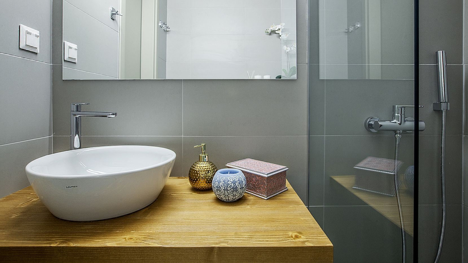 Bathroom 3, Suitcase, Central Macedonia