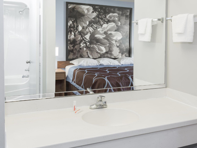 Bathroom 3, Super 8 By Wyndham Valdosta/Conf Center Area, Lowndes