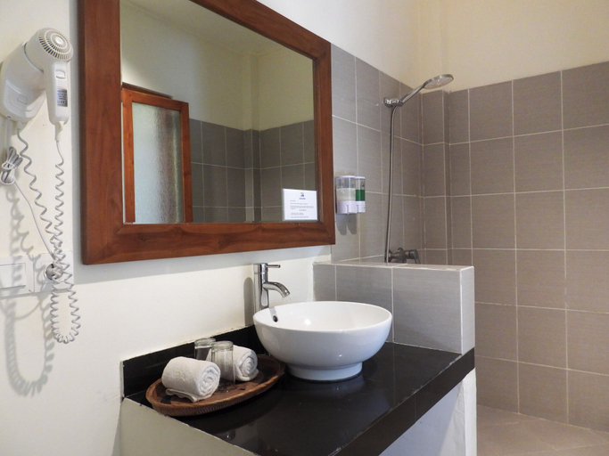 Bathroom 4, Puri Sari Beach Hotel, West Manggarai