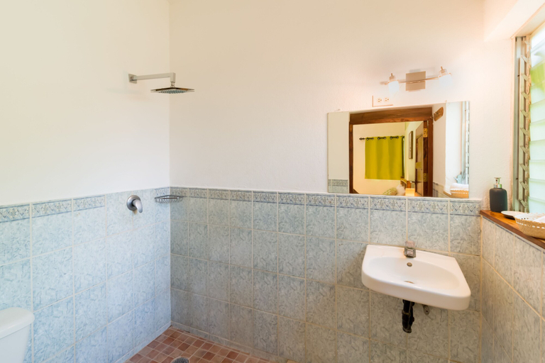 Bathroom, Hotel Mariposa, León