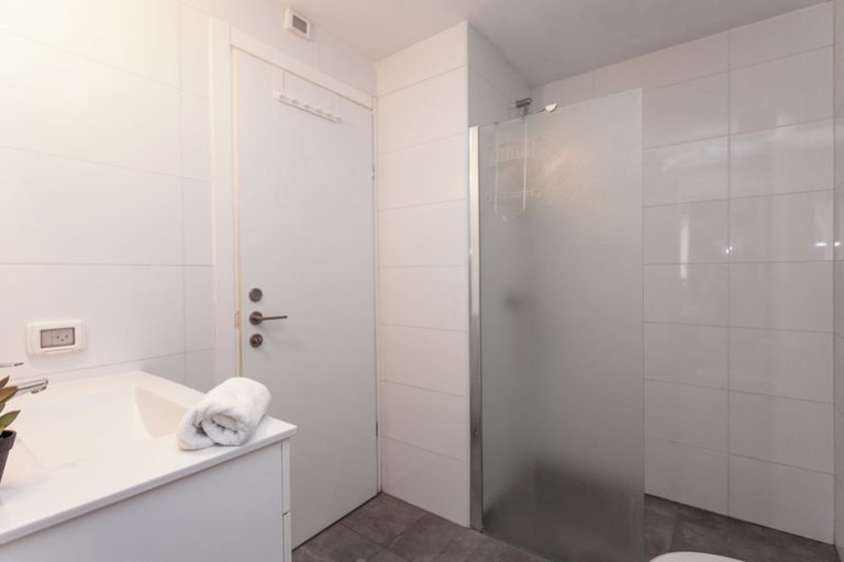 Bathroom 3, Modern Apartment Walking from the beach