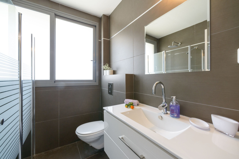 Bathroom, Beach & City Center by FeelHome
