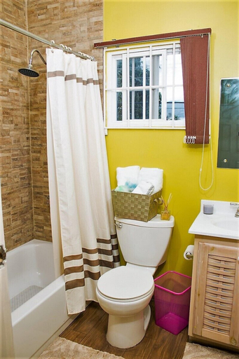 Bathroom 3, Stadium Gardens Suite