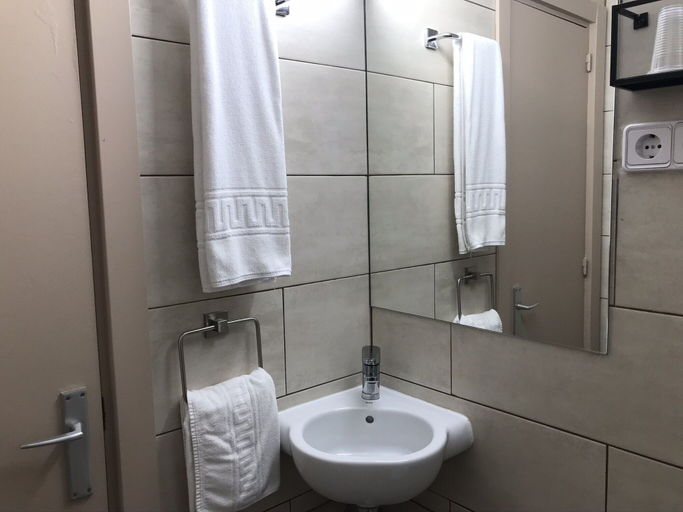 Others 5, Hostal Radio, Barcelona