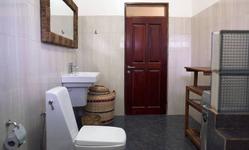 Bathroom, Soho Greens Apartments, Jinja