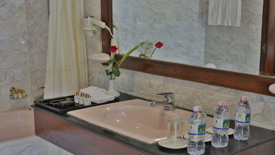 Bathroom 4, Amazing Chaung Tha Resort, Bassein