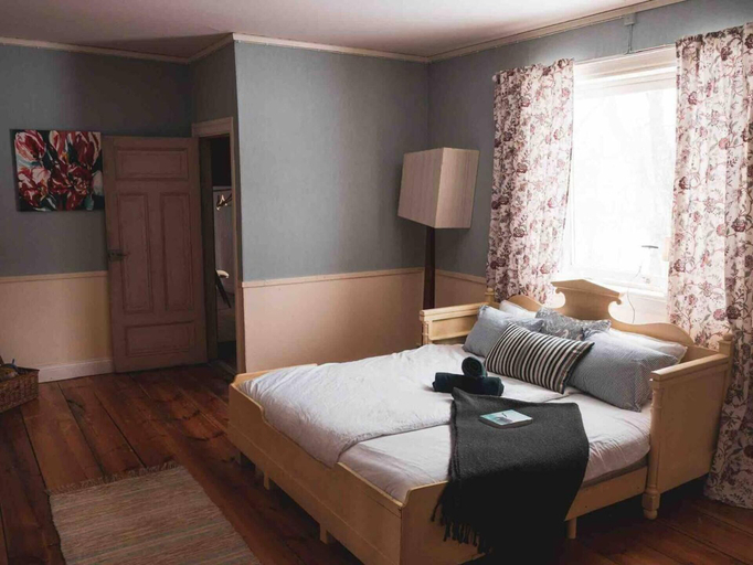 Bedroom 4, Charming 6 Bedroom House & Horse Farm - Sleeps 12, Avesta