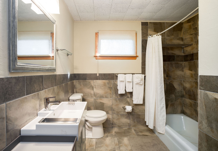 Bathroom 3, Ocean Gate Inn, Lincoln