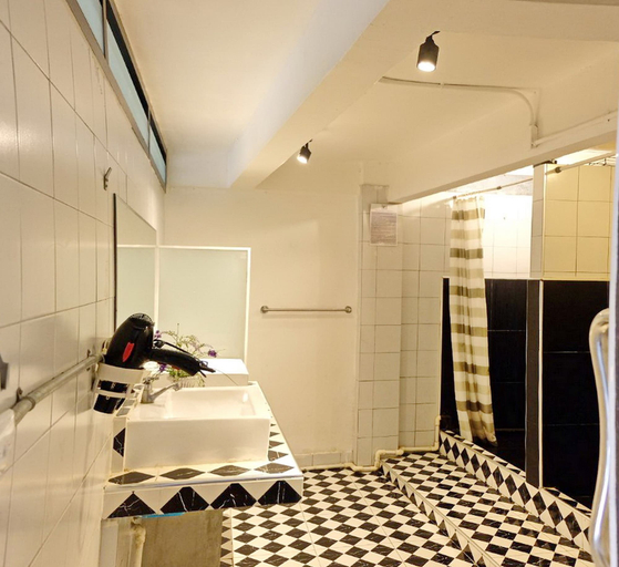 Bathroom 4, Bangkok Nomad Hostel, Phra Nakhon