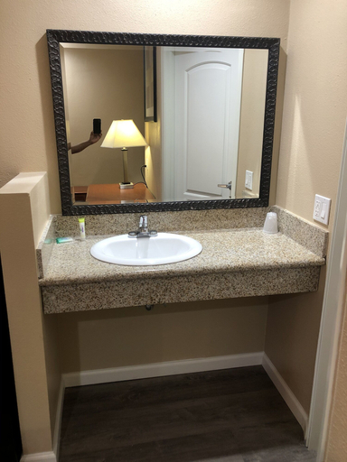 Bathroom 3, Budget Inn Motel, Riverside