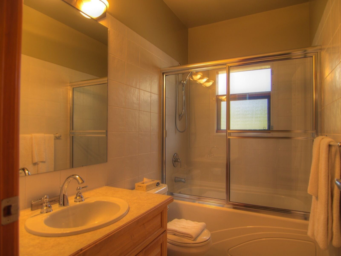 Bathroom 5, Mountain Town Properties The Lofts 1, Kootenay Boundary