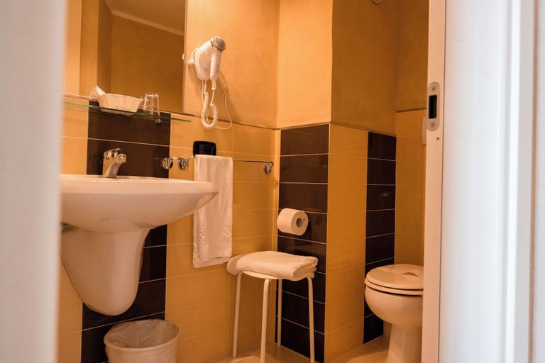 Bathroom 3, Hotel Terme Pellegrini, Pistoia