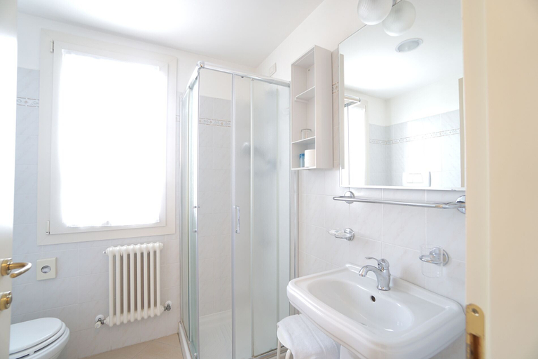 Bathroom 4, Hotel Pigalle, Lucca