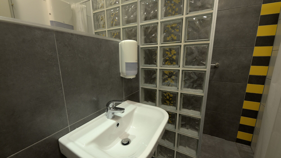Bathroom 5, The Hive Party Hostel, Budapesti