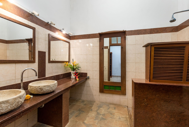 Bathroom 28