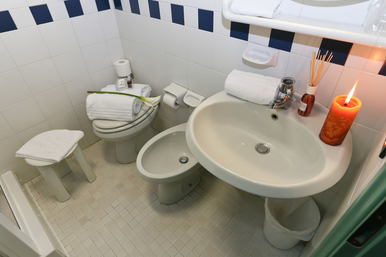 Bathroom 4, Hotel Forum, Reggio Nell'Emilia