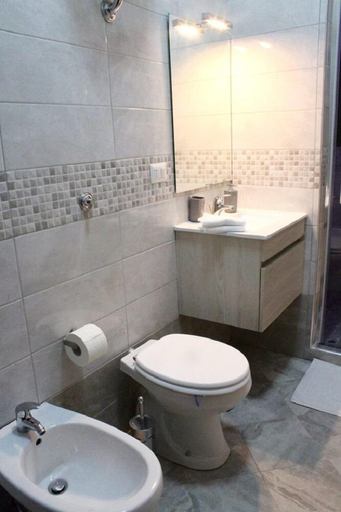 Bathroom 5, B&B Napoli Central Gate, Napoli