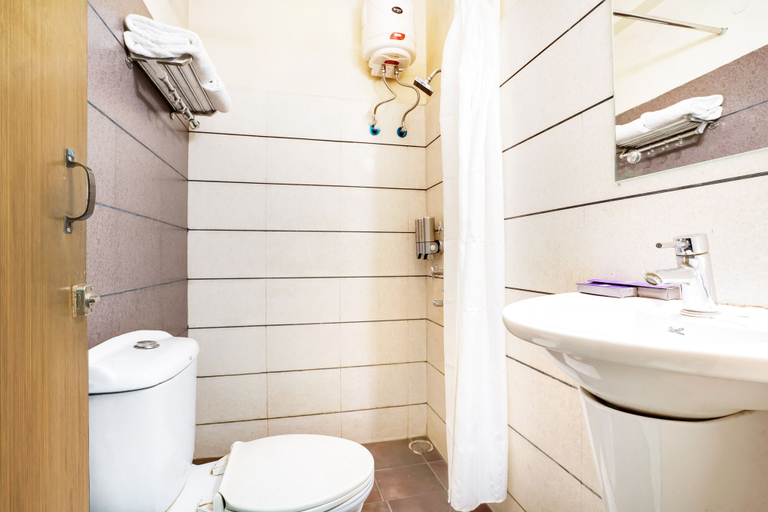 Bathroom 4, Mount Embassy Hotel, Darjiling