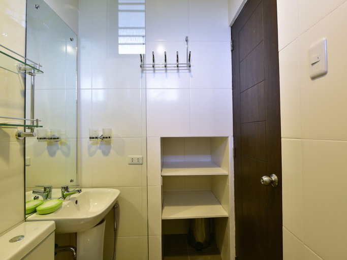 Bathroom 4, Anahaw Apartments Whitebeach, Malay